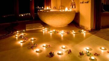 Suite | Salle de bain | Baignoire et douche séparées, articles de toilette gratuits