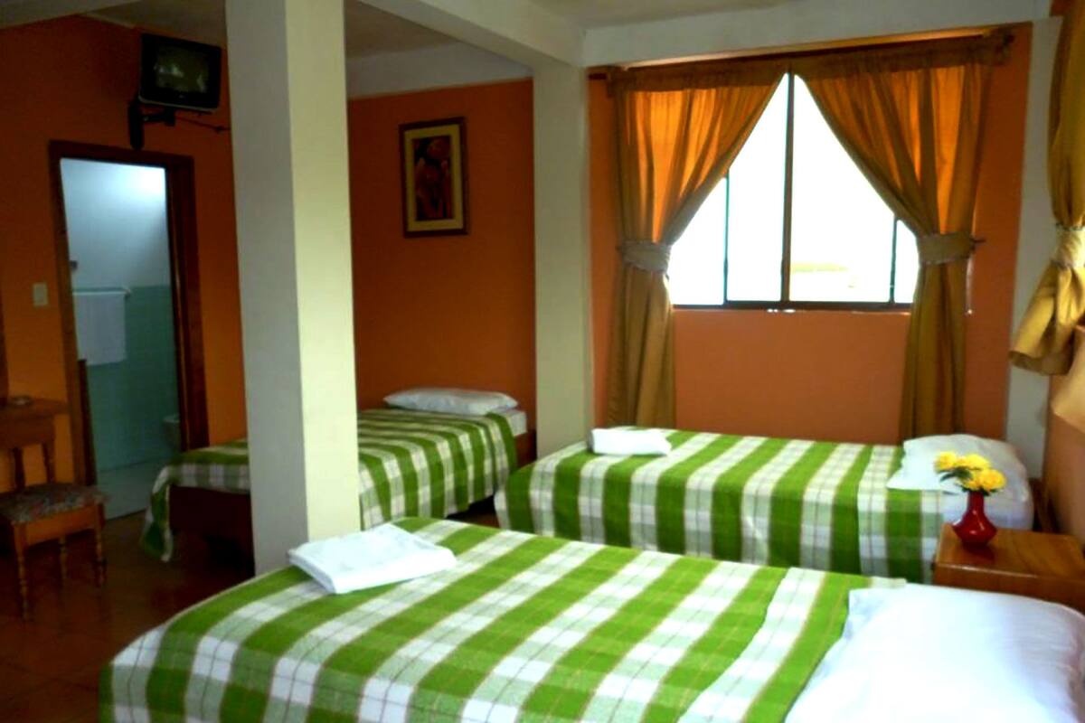 Quarto triplo | Cortinas blackout, Wi-Fi de cortesia