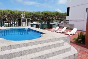 야외 수영장, 수영장 파라솔, 일광욕 의자