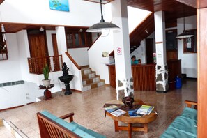 Lobby sitting area - Hotel Castro Galapagos (Puerto Ayora)
