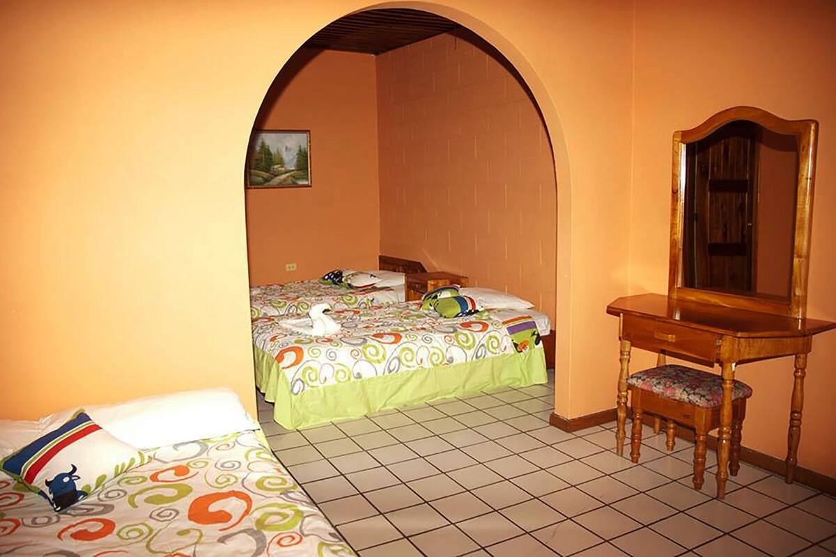 Quarto quádruplo | Cortinas blackout, Wi-Fi de cortesia