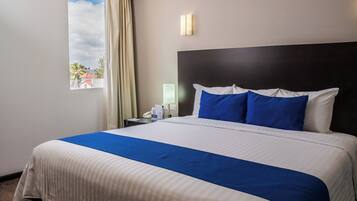 Habitación Deluxe, 1 cama King size | Ropa de cama de alta calidad y caja de seguridad en la habitación