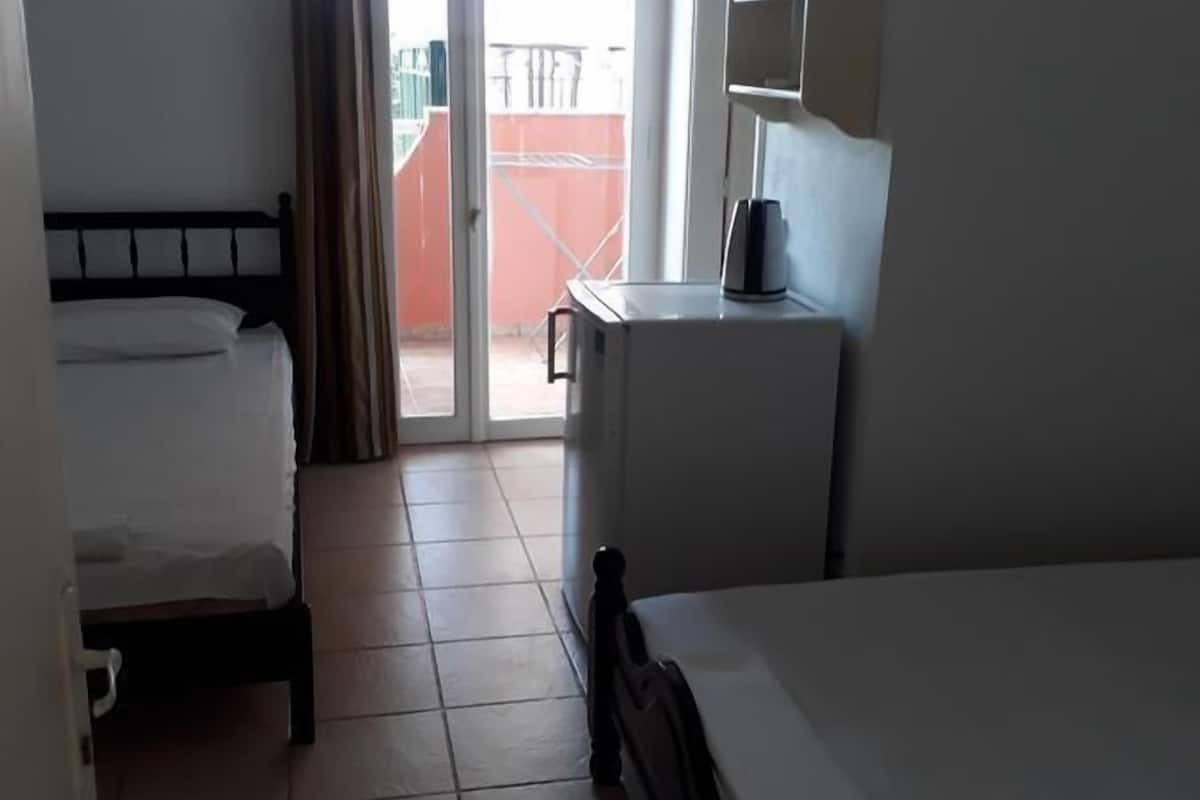 Habitación triple, vista al valle (Shared Balcony) | Espacio para trabajar con laptop y tabla de planchar con plancha