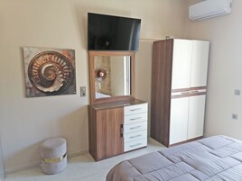 Ropa de cama de alta calidad, escritorio y sistema de insonorización 