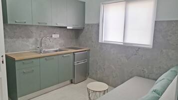 Studio (Triple) | Private kitchen | Stovetop, electric kettle, cookware/dishes/utensils