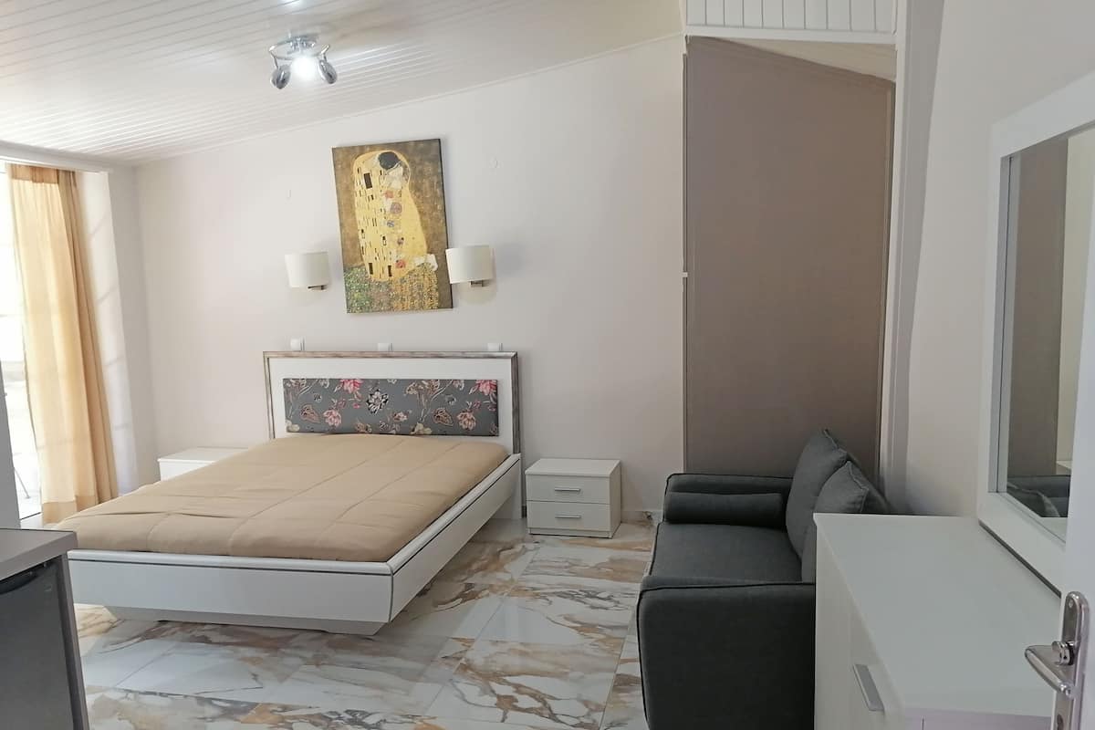 Superior Studio | Premium bedding, desk, soundproofing, free WiFi