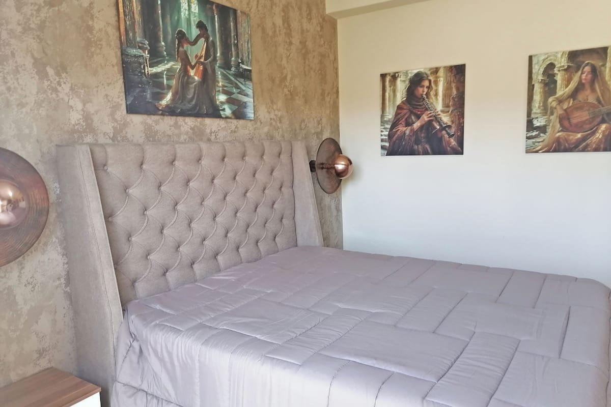 Studio | Premium bedding, desk, soundproofing, free WiFi