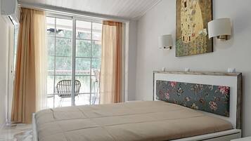Superior Studio | Premium bedding, desk, soundproofing, free WiFi