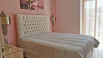Studio | Premium bedding, desk, soundproofing, free WiFi