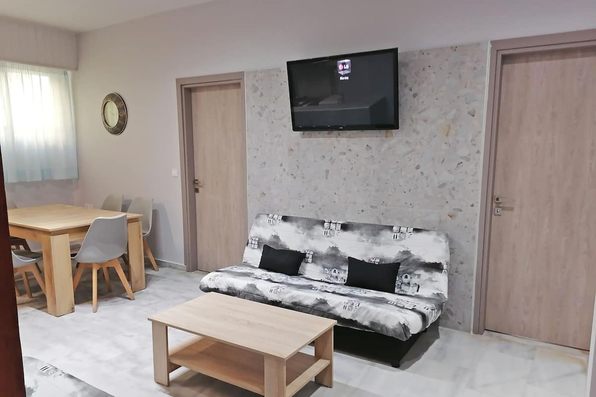 Apartemen Grand, 2 kamar tidur | Area keluarga | Televisi LED 32-inci dengan saluran TV satelit dan TV