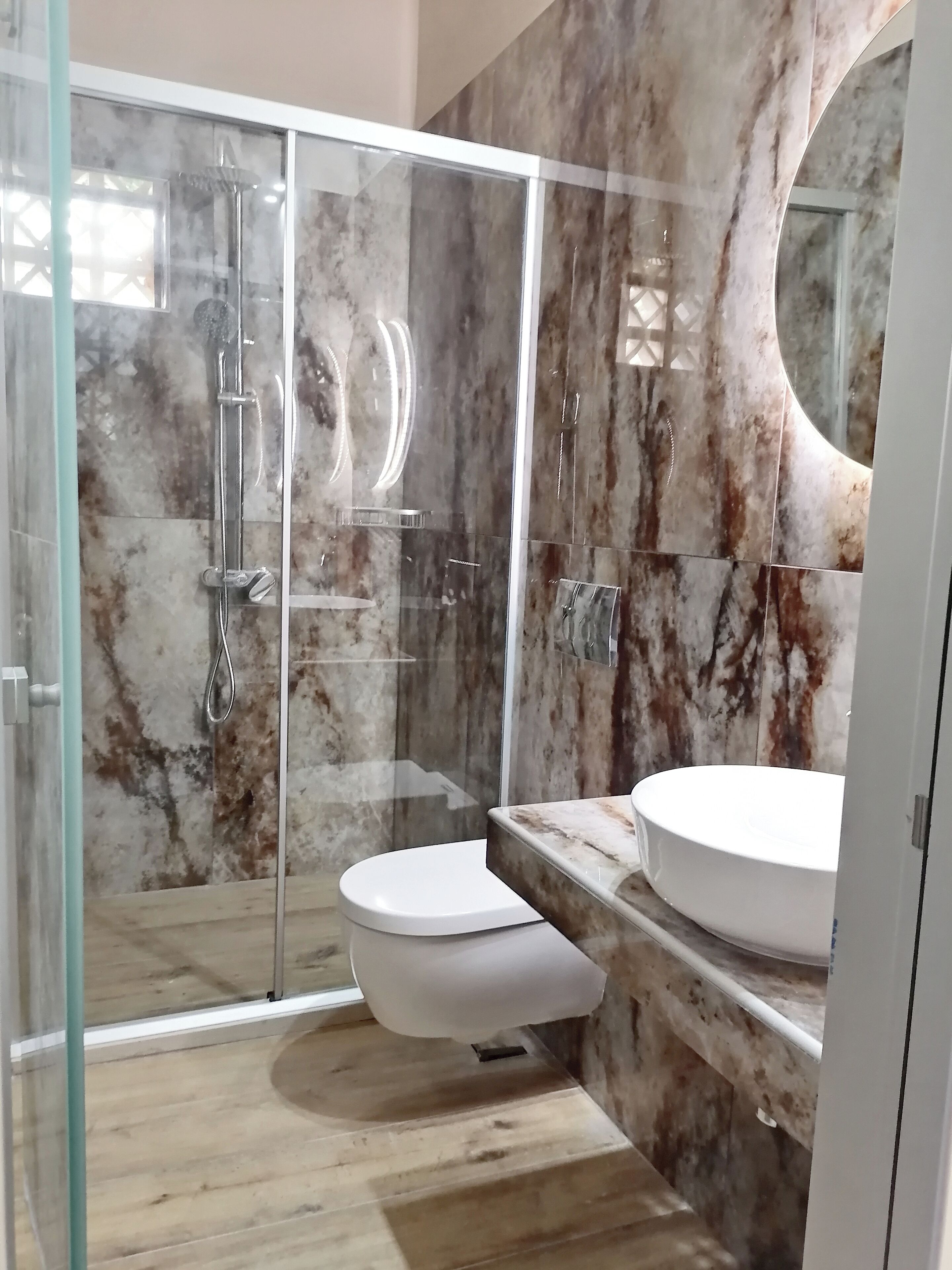 Studio | Bathroom | Shower, hair dryer, towels