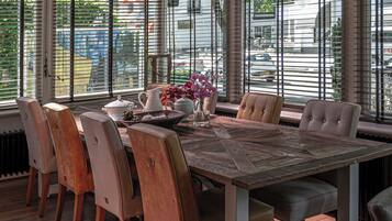 Een 80-cm flatscreentelevisie met kabelzenders en een televisie