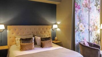 Quarto casal luxo, banheira (Suite or Balcony) | Roupas de cama premium, edredons de pluma, individualmente decorados