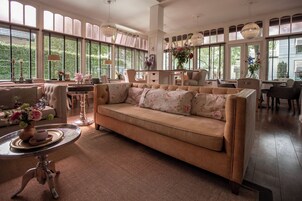 Televisión de pantalla plana de 80 cm con canales por cable