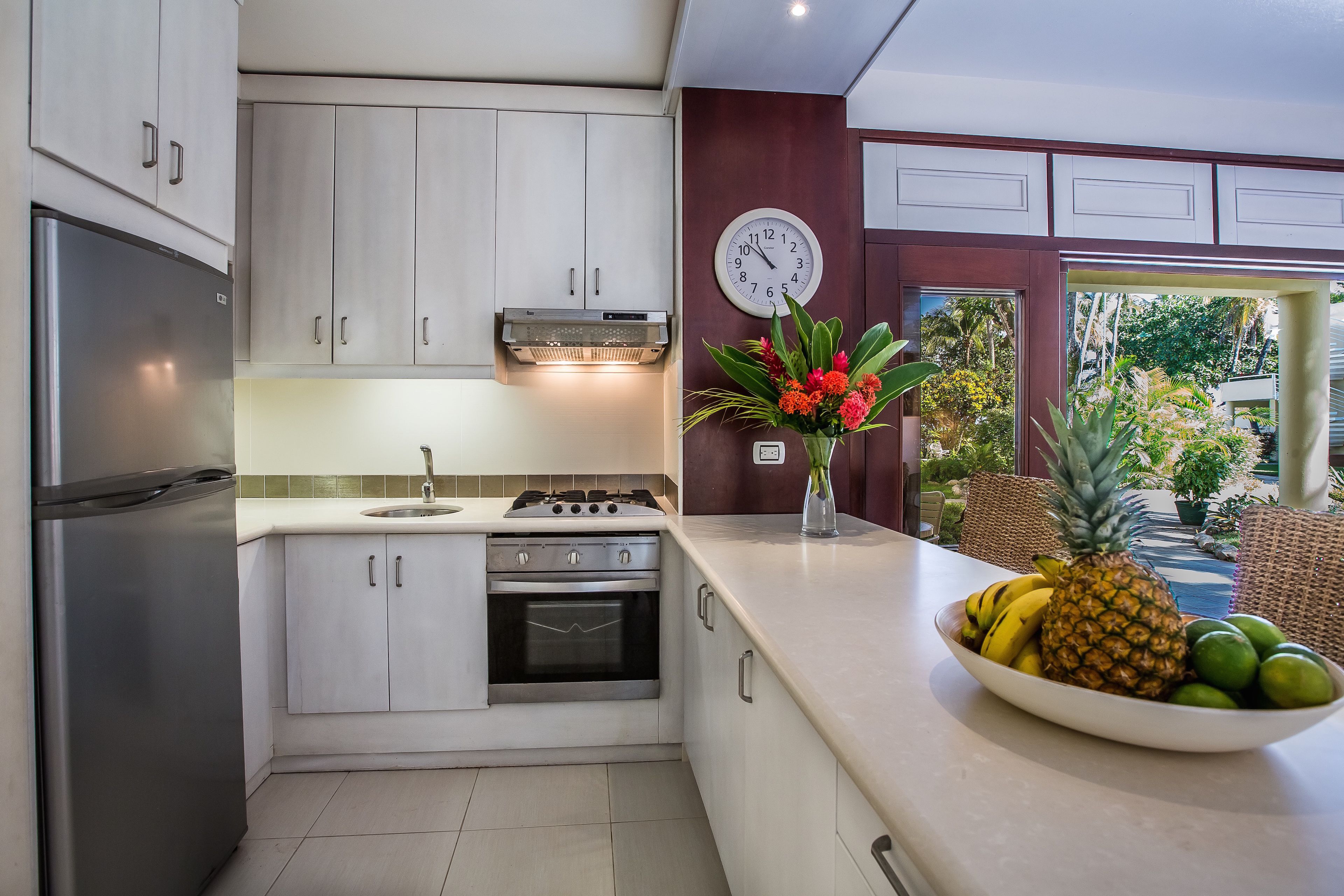 apartment, ocean view, beachfront | private kitchen | microwave