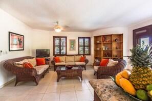 Departamento Premium, vista al mar | Sala de estar | Televisión de pantalla plana