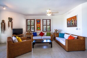 Leilighet – premium, sjøutsikt | Oppholdsområde | Flatskjerm-TV