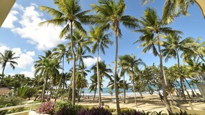 Een strand met palmbomen en een heldere lucht.