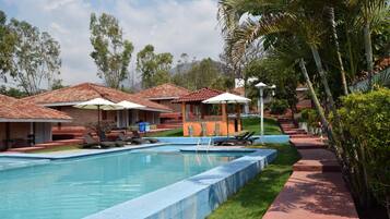 2 outdoor pools, pool loungers