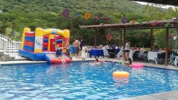 2 piscines extérieures, chaises longues