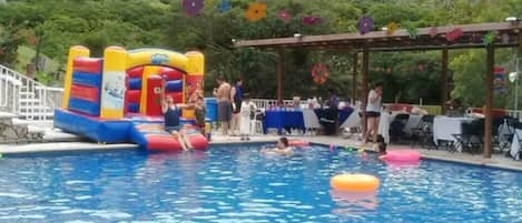 2 piscines extérieures, chaises longues