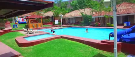 2 outdoor pools, pool loungers