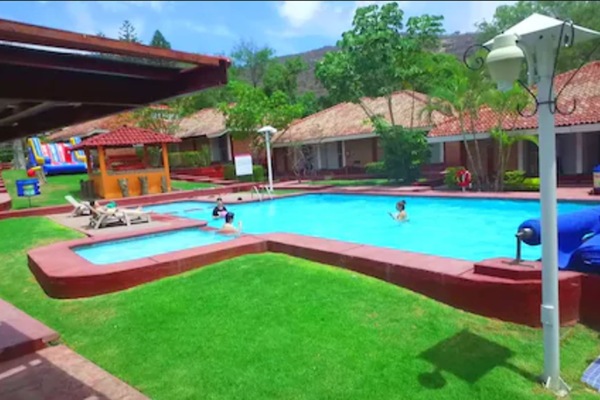 2 outdoor pools, sun loungers