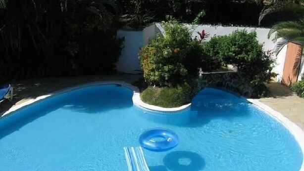 Una piscina con un flotador azul y una toalla azul.