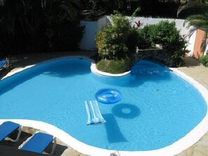 Ein Swimmingpool mit einem blauen Schwimmreifen und einem blauen Handtuch.