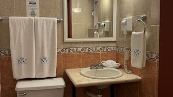 スタンダード ダブルルーム | バスルーム | 個別の浴槽とシャワー、水圧マッサージシャワー