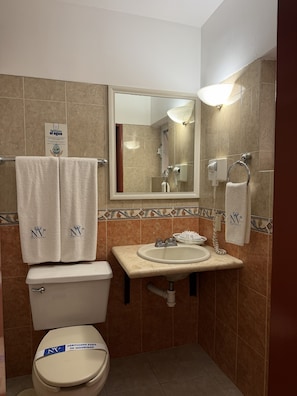 Kamar Double Standar | Kamar mandi | Bathtub dan shower terpisah dan shower pijat air
