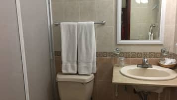 Standard Double Room | Bathroom | Shower, free toiletries, hair dryer, towels