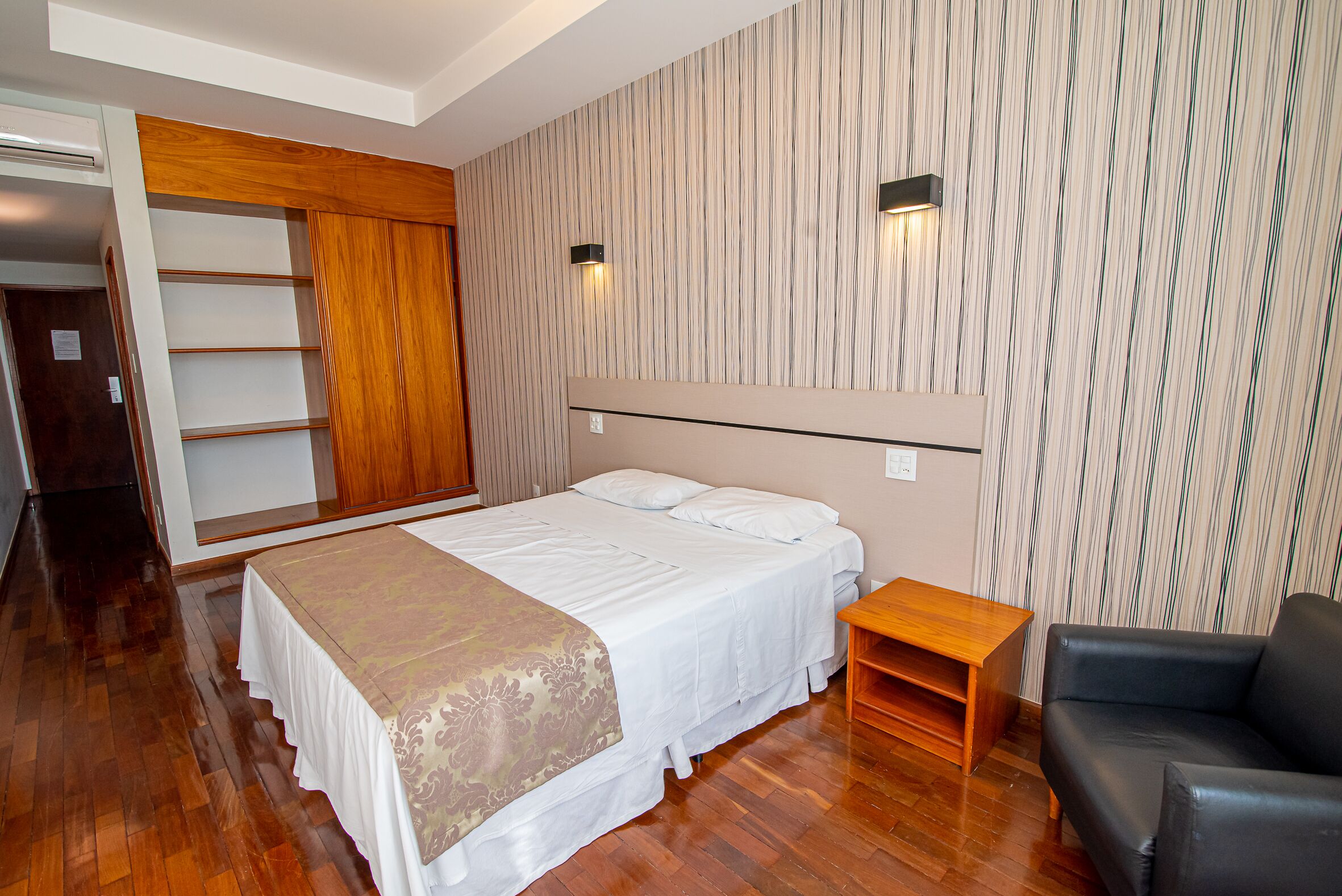 Apartamento Casal | Frigobar, individualmente decorados, escrivaninha, cortinas blackout