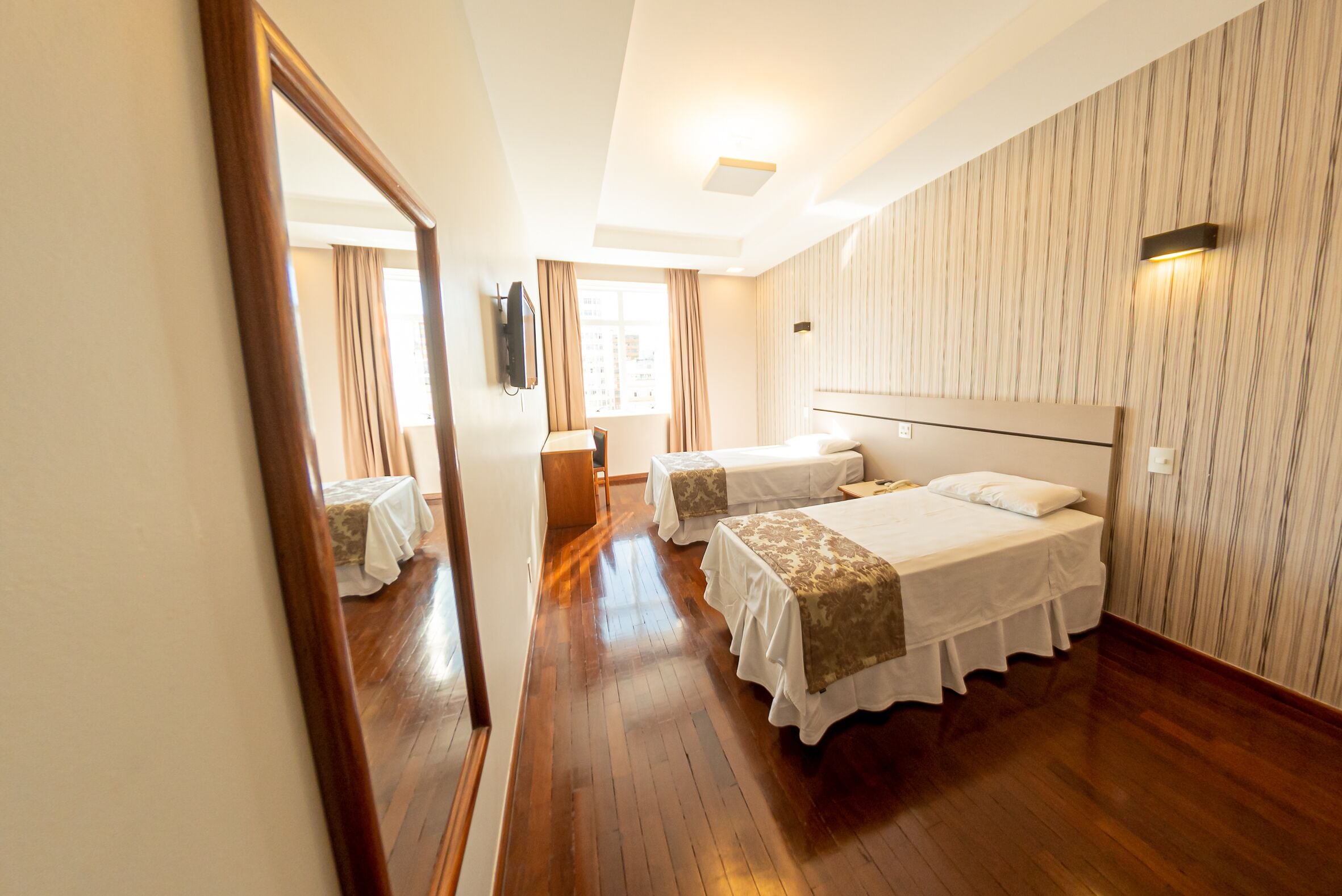 双床房 | 迷你吧、特色装修、办公桌、遮光窗帘