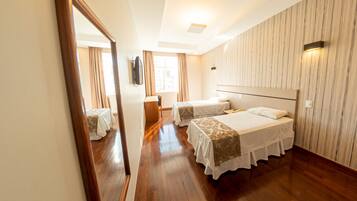 Apartamento Duplo Solteiro | Frigobar, individualmente decorados, escrivaninha, cortinas blackout