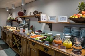 Makan malam dihidangkan 