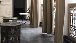 Una habitación de diseño tradicional, con un armario de madera, una mesa con motivos y una lámpara colgante.