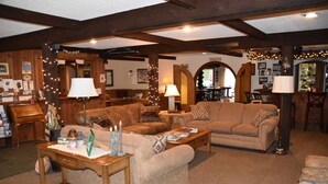Una sala de estar acogedora con muebles de madera, una mesa de centro y una chimenea.