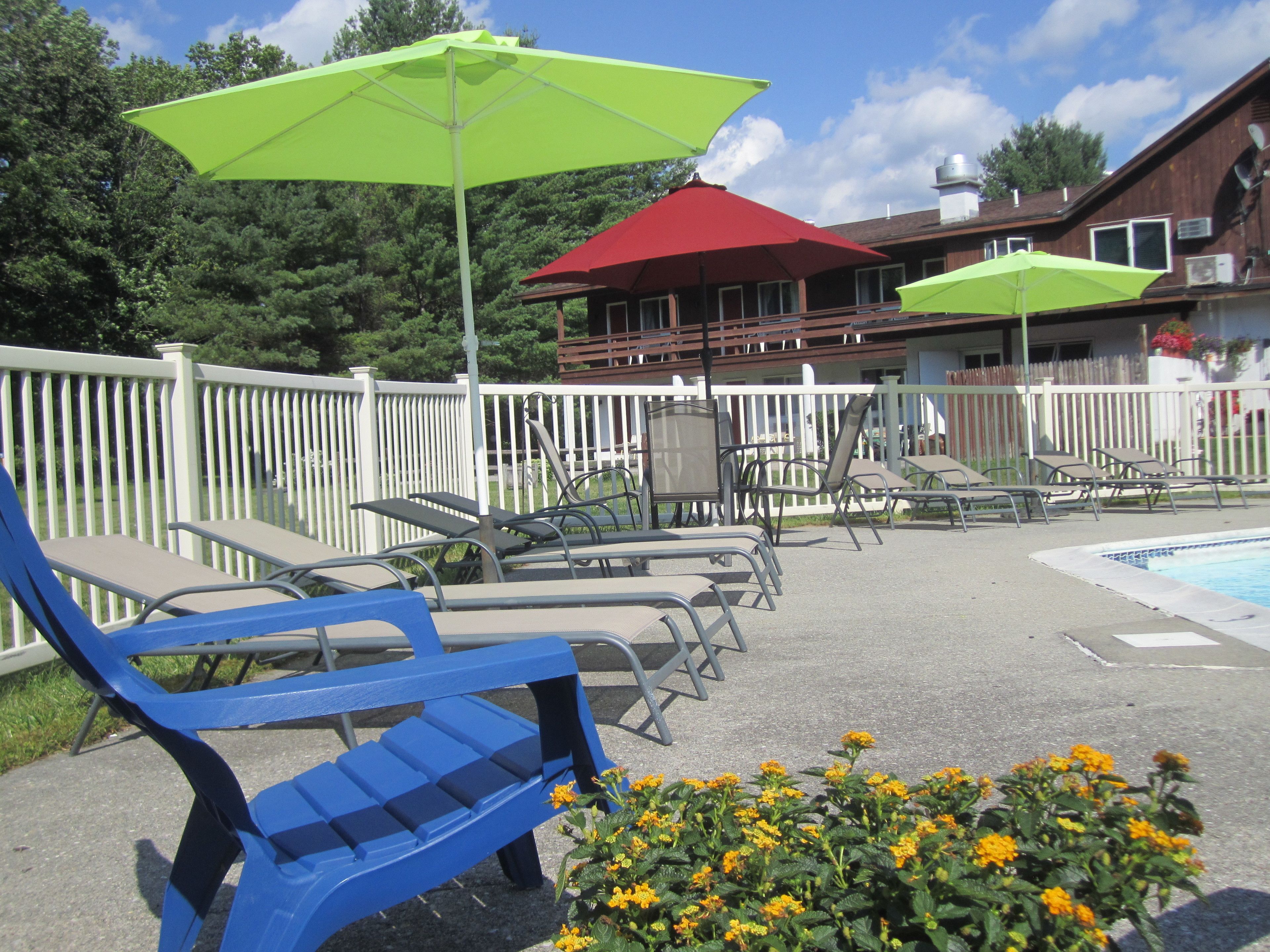 Una piscina al aire libre de temporada