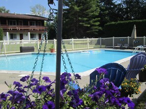 Seasonal outdoor pool - The Olympia Lodge (Manchester Center)