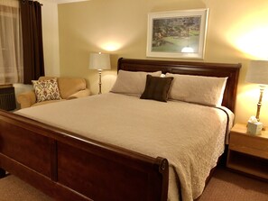 Deluxe Room | Desk, blackout curtains, iron/ironing board, cots/infant beds - The Olympia Lodge (Manchester Center)