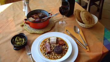 Petit déjeuner, déjeuner et dîner servis sur place, vue sur le jardin