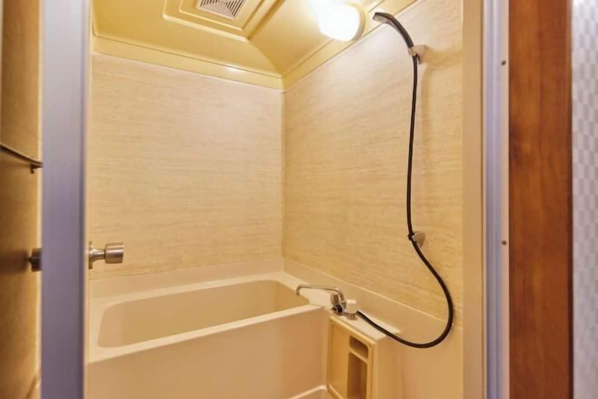 Baño | Tina con regadera, amenidades de baño gratuitas, secadora de cabello