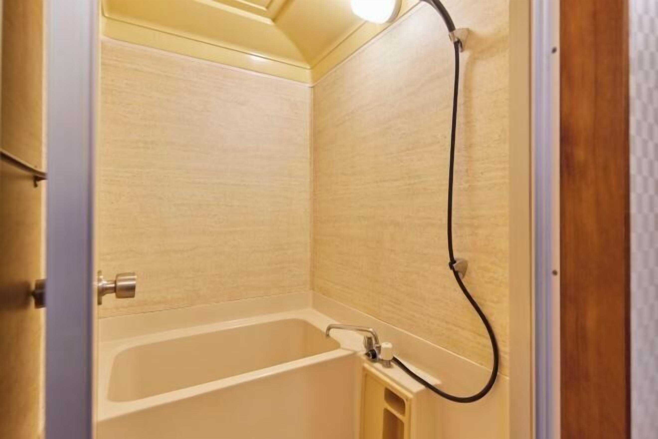 Bathroom | Combined shower/tub, free toiletries, hair dryer, slippers