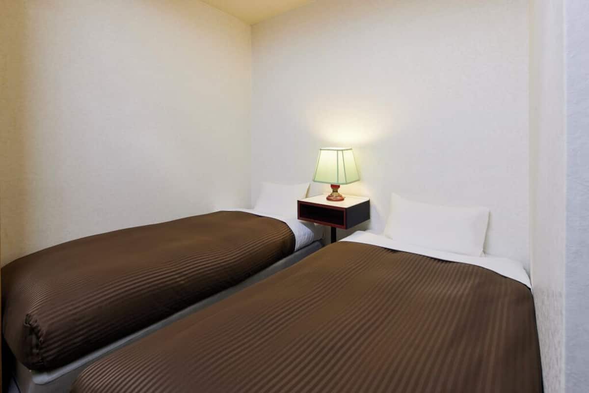 Family Room, Non Smoking, Private Bathroom (East Wing Family Room) | Peti besi dalam bilik, Wi-fi percuma, cadar katil