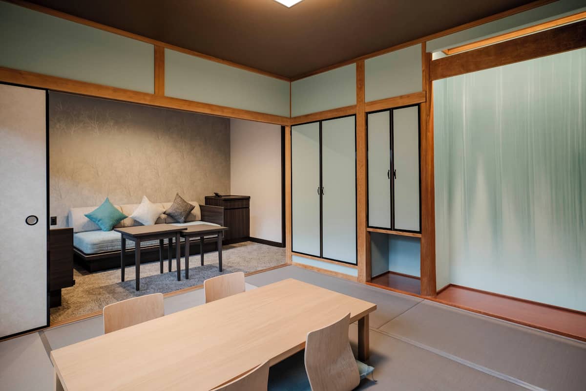 Quarto em estilo japonês, para não fumantes (East Wing Japanese-Western Style Room) | Cofres nos quartos, Wi-Fi de cortesia, roupa de cama