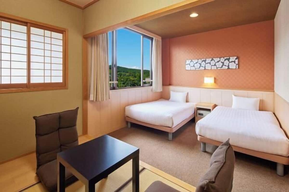 In-room safe, free WiFi, bed sheets