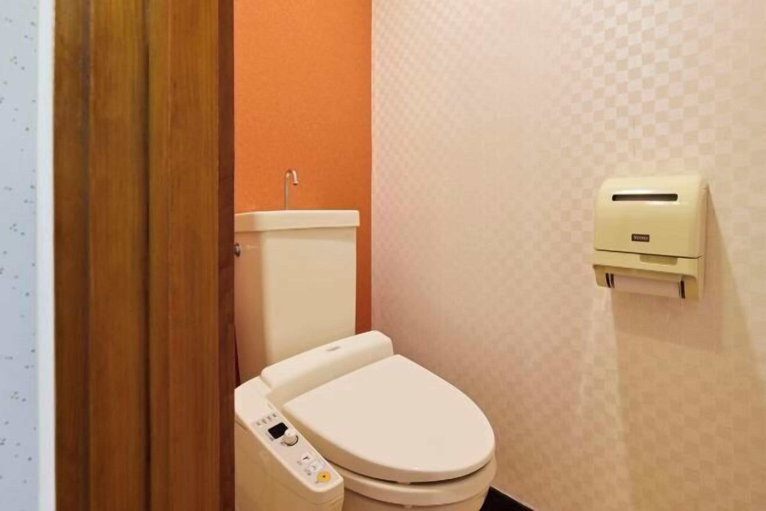 バスルーム | シャワー付き浴槽、バスアメニティ (無料)、ヘアドライヤー、スリッパ