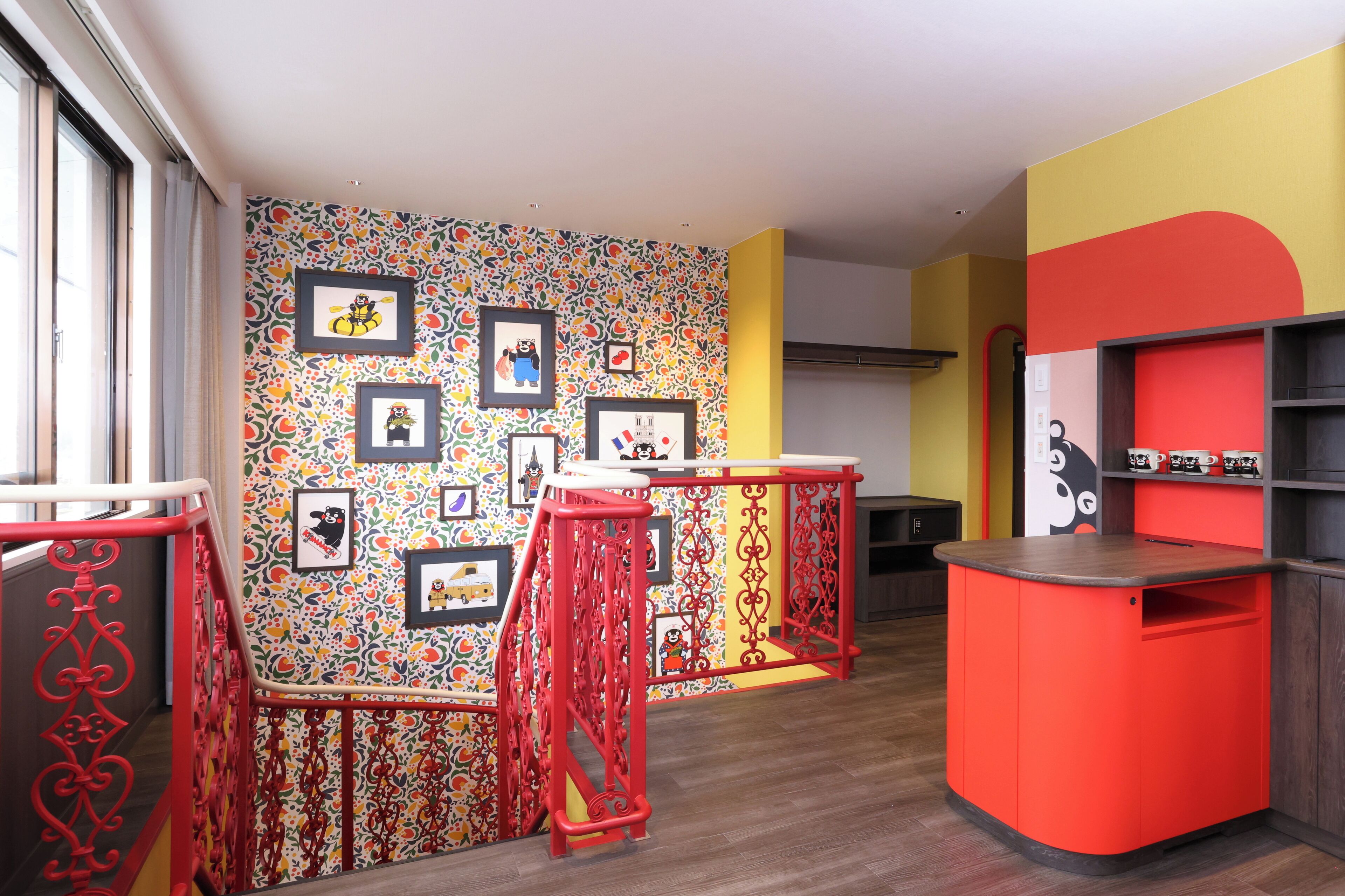 Una habitación vibrante con una pared colorida, un banco rojo y una barra roja.