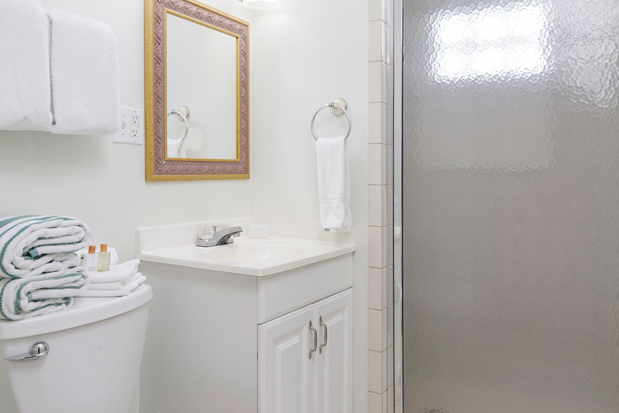 unit #2 room, 1 bedroom, kitchen | bathroom | deep-soaking bathtub, free toiletries, hair dryer, towels